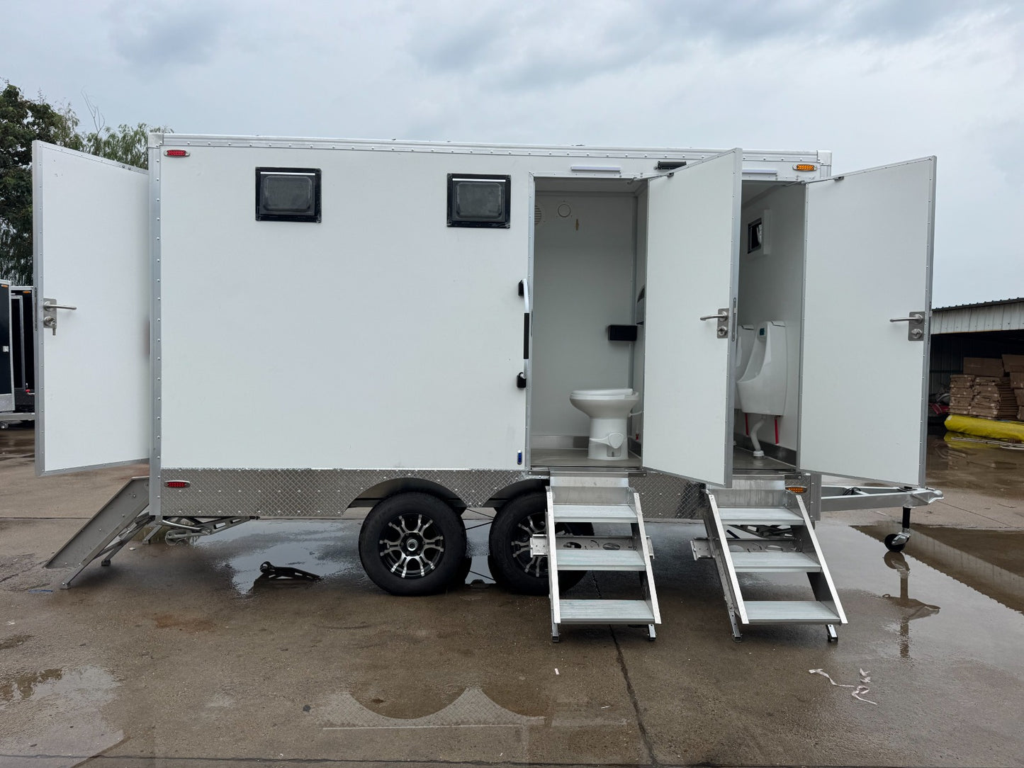 Luxury portable bathroom by Xpress